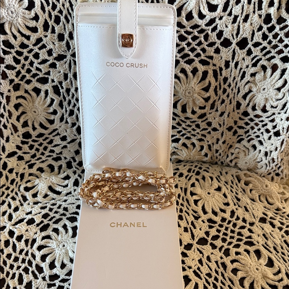 CHANEL White Coco Crush Quilted Phone Holder
